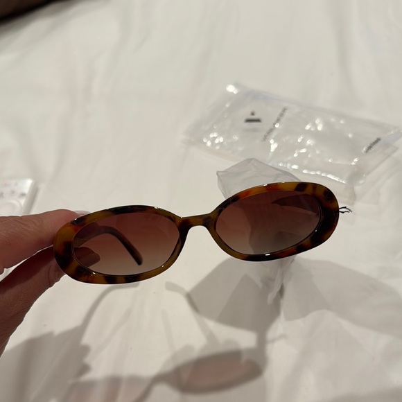 NWT Amazon oval sunglasses - women - Picture 2 of 4